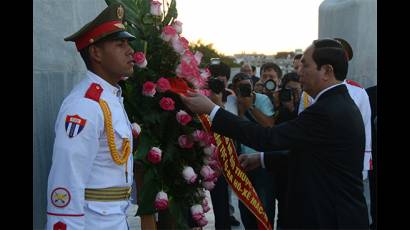 Ofrenda del dignatario visitante a nuestro José Martí.