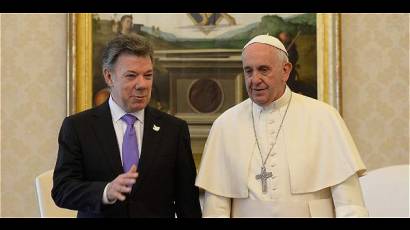 El Sumo Pontífice recibió al actual mandatario quien le regaló un «balígrafo» hecho con el casquillo de un proyectil