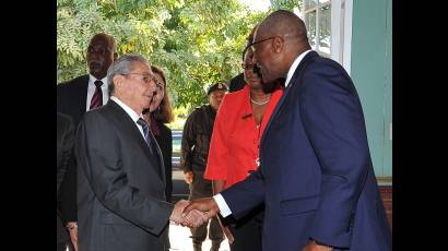 El Presidente cubano realizó una visita de cortesía al gobernador general Rodney Williams.