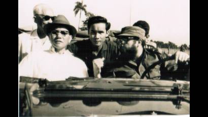 De recorrido por el Valle de Picadura. Fidel conduce, Le Thanh Nghi a su lado; atrás, Nguyen Dinh Bin.