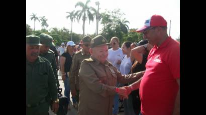 El Comandante de la Revolución Guillermo García Frías departió con el pueblo floridano. 