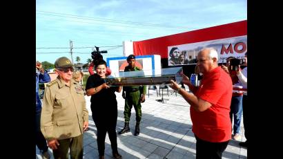 Entregan en Camagüey, en el municipio de Florida, Réplica del Sable del Mayor General Ignacio Agramonte y  Loynaz, al General de Cuerpo de Ejercito Ramón Espinosa Martín, de manos de Jorge Luis Tapia Fonseca; Miembro del Comité Central y primer secretario del PCC en Camagüey, e Isabel González Cárdenas, presidenta de la Asamblea Provincial del Poder Popular.