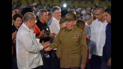 El General de Ejército Raúl Castro saludó al pueblo santiaguero
