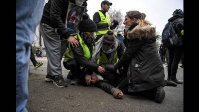Un manifestante es atendido por sus compañeros tras ser herido durante las protestas en Nantes. 
