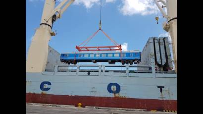 En tierra cubana los primeros coches de pasajeros para los trenes nacionales.