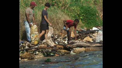 Recogida de basura en el Quibú