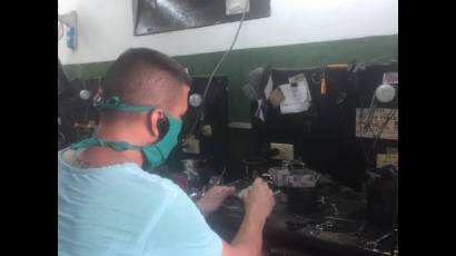 José Miguel Alba, titular cuentapropista de un taller de reparación de motores de arranque y alternadores en 19 y 6, en el  municipio habanero Plaza de la Revolución