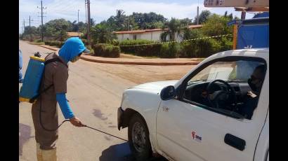 Todos los vehículos que entran y salen se fumigan en el punto de control sanitario ubicado ante las Petrocasas.