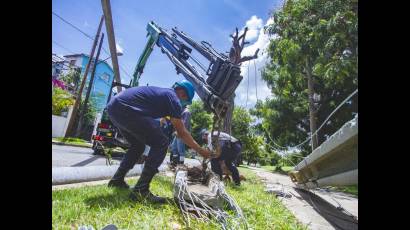 Labores de recuperación en el sistema eléctrico de La Habana