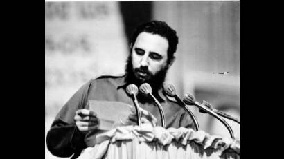 Fidel al momento de leer la carta de despedida del Che