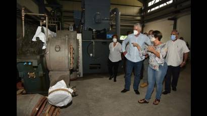 En la mañana de este viernes el Primer Secretario del Comité Central del Partido Comunista visitó la planta de gases industriales Oxicuba S.A