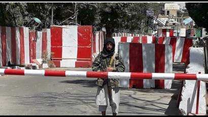 Combatiente talibán presta guardia a la entrada de un cuartel