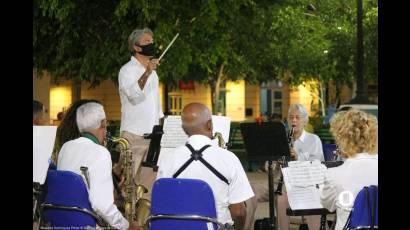 Presentaciones artísticas de exponentes de diversos géneros y formatos, como la Banda Provincial de Música, dirigida por el maestro Ernesto Burgos, en el parque Céspedes, demuestran que Santiago vive en y desde la música 