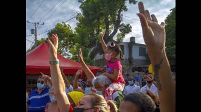 Jóvenes comunistas cubanos comparten con vecinos de La Timba, en La Habana