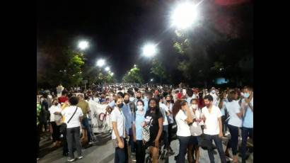 Jóvenes en la marcha de las antorchas 