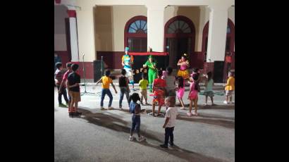 Día y noche, el público infantil bayamés participa en el ambiente de espectáculo que desborda su ciudad en la Primavera teatral. 