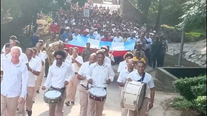 En vibrante peregrinación desde el centro del poblado de Cruce de los Baños hasta lo alto de la Loma de la Esperanza pobladores del Tercer Frente ratificaron que Juan Almeida sigue siendo inspiración 