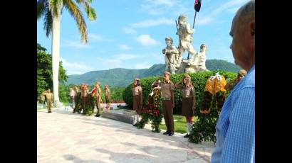 Ofrendas florales de Raúl y Díaz- Canel fueron depositadas ante la tumba del Comandante músico en el Mausoleo a los Héroes y Mártires del III Frente este 11 de septiembre