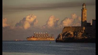 En la mañana de este martes llegó a La Habana una nueva central flotante para la generación de electricidad.