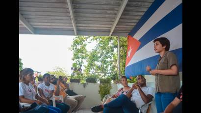 Encuentro de los integrantes del proyecto «Hola Camarada», del Partido Comunista de Estados Unidos, con jóvenes cubanos.