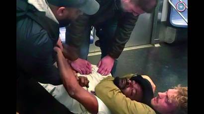 En la foto publicada por el New York Post otras dos personas sujetan a Neely mientras Penny lo estrangula, asesinando a quien solo se dedicaba a imitar a Michael Jackson en el metro de Nueva York
