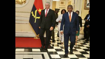 Despedida del Presidente cubano en Angola, este martes.