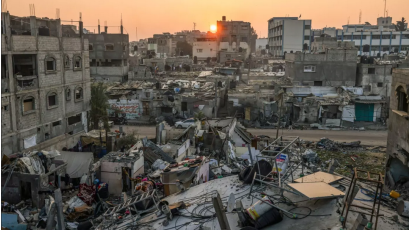 El sol se levanta el 1 de enero de 2024 en el bombardeado campamento de refugiados de Rafah, en el sur de Gaza. 