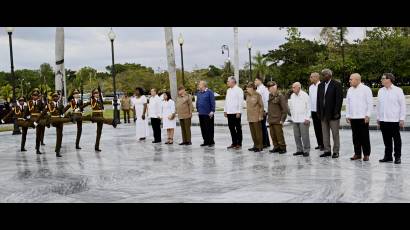 El General de Ejército y los demás participantes también rindieron honores al Apóstol. 