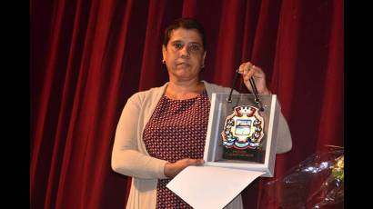 Raisa Hernández Pérez, vicepresidenta de la Asamblea Municipal del Poder Popular en Cienfuegos, concedió el Escudo de la Ciudad post mortem a Rosa Elena Simeón Negrín, ministra fundadora del Citma. 
