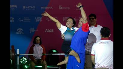 Ramón Martínez (Guaso) celebra el triunfo de la atleta Leidy Rodríguez en los Juegos Parapanamericanos de Lima 2019.