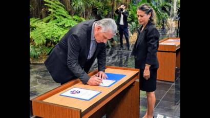 Firma del Código de Ética de los Cuadros de la Revolución cubana