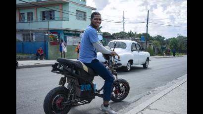 En Cuba en los últimos años se ha popularizado el uso de las motos eléctricas, y se ha retomado la socorrida bicicleta.