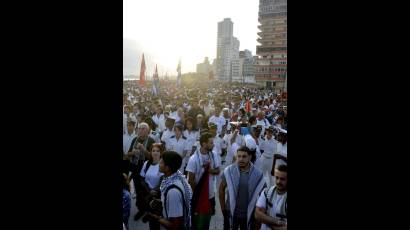 Miles de cubanos acudieron este sábado a la Tribuna Antimperialista en La Habana para denunciar los crímenes de Israel contra el pueblo de Palestina.