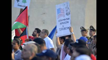 Miles de cubanos acudieron este sábado a la Tribuna Antimperialista en La Habana para denunciar los crímenes de Israel contra el pueblo de Palestina.