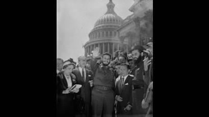 Fidel saluda, sonriente, frente al Capitolio en Washington. 