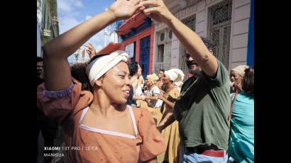 Esta es la visita más emocionante, desde que llegamos a La Habana, detalló Arturo Arias, escritor de Guatemala.