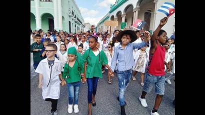 Los trabajadores del futuro celebraron una fecha de compromiso y alegría.