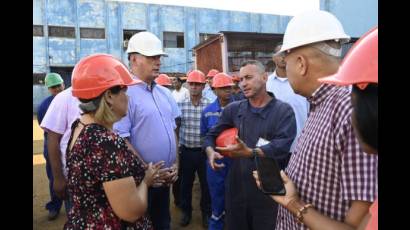 El Jefe de Estado escuchó una amplia información de todo lo que acontece en las tres unidades generadoras de la Central Termoeléctrica (CTE) Ernesto Guevara de la Serna, de las cuales dos están inmersas en procesos de mantenimiento.