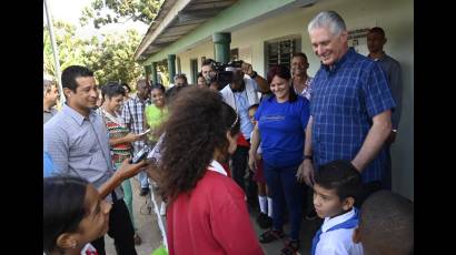 El Presidente cubano compartió en Viñales con alumnos y maestros de la escuela primaria Ignacio Agramonte.