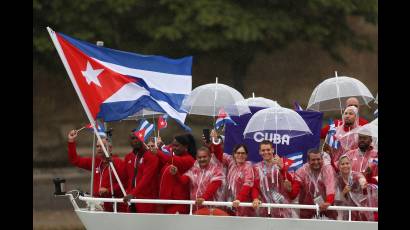 La delegación cubana, con sus abanderados Idalys Ortiz y Julio César la  Cruz.