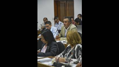 Diputados debaten en comisiones de trabajo. 