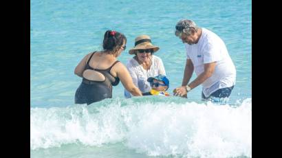 Las amplias extensiones de arena en las playas cubanas invitan a compartir momentos en familia y con amigos.
