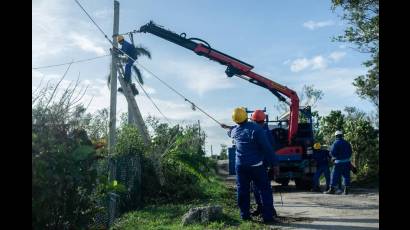 Los trabajadores eléctricos están desarrollando una loable labor en los territorios afectados por Rafael