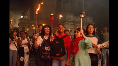 La tradicional Marcha de las antorchas comenzó en la Escalinata de la Universidad de La Habana