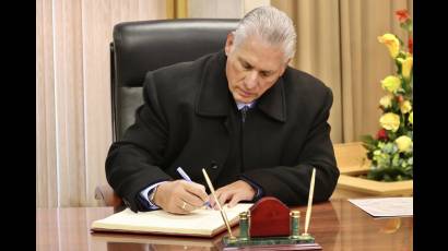 Presidente cubano rindió tributo a los heroicos soldados que murieron defendiendo la ciudad.