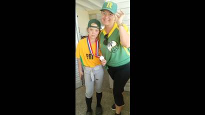 Roset Erika Miló Plasencia junto a su madre luego de que el equipo de La Palma se proclamara campeón del Torneo Nacional de las Pequeñas Ligas