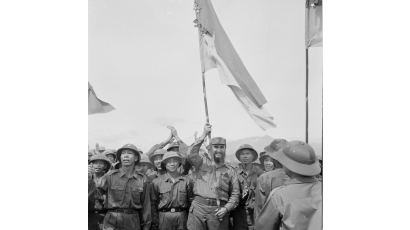 Fidel enarbola la bandera del Frente de Liberación Nacional de Vietnam del Sur en la provincia de Quang Tri