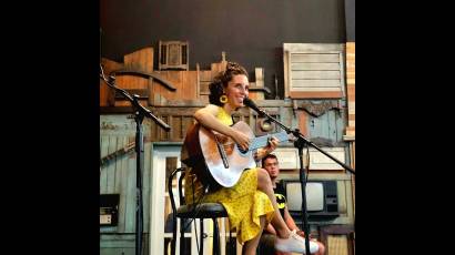 Con una guitarra y la sinceridad como estandarte, Yeni Turiño encuentra su propia voz dentro de la rica tradición de la trova santaclareña y cubana. 