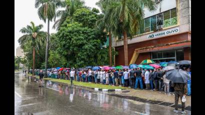 El pueblo cubano en solemne saludo de homenaje a los héroes caídos en el cumplimiento del deber