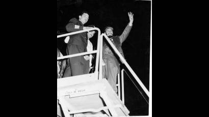 Fidel cuando escalaba al avión que lo conduciría a Caracas, en enero de 1959